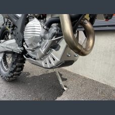 Skid plate with plastic bottom for 4T KTM and Husqvarna 2024-2025.